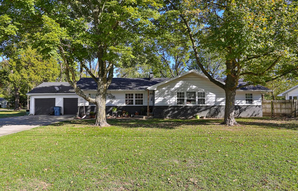 2410 S Fremont Avenue, Springfield, MO 65804