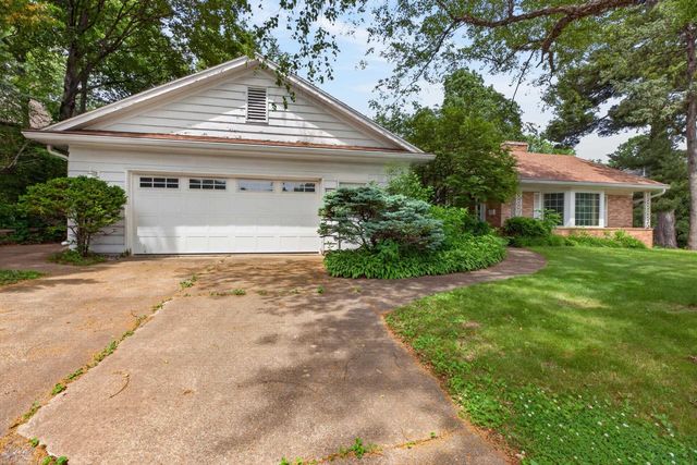 221 Byrnes Drive, Waterloo, IA 50701