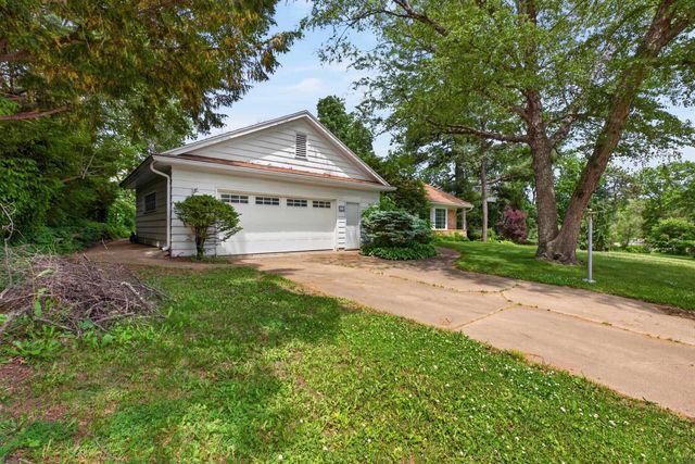 221 Byrnes Drive, Waterloo, IA 50701