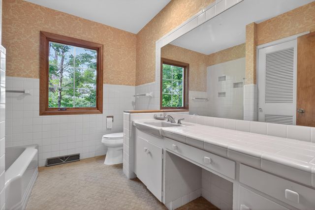 221 Byrnes Drive, Waterloo, IA 50701