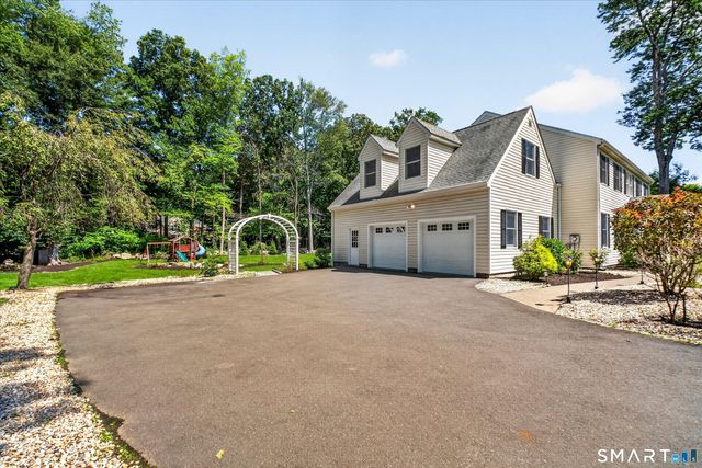 29 Maplewood Drive, Danbury, CT 06811