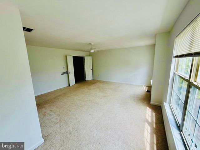 33 BROWNSTONE RD, East Windsor, NJ 08520