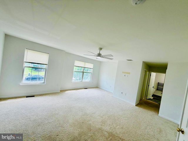 33 BROWNSTONE RD, East Windsor, NJ 08520