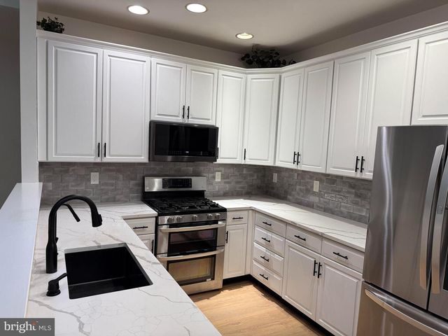 33 BROWNSTONE RD, East Windsor, NJ 08520