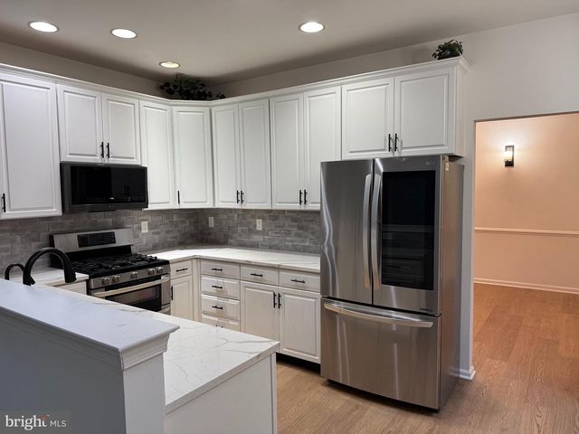 33 BROWNSTONE RD, East Windsor, NJ 08520