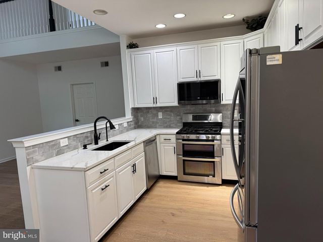 33 BROWNSTONE RD, East Windsor, NJ 08520