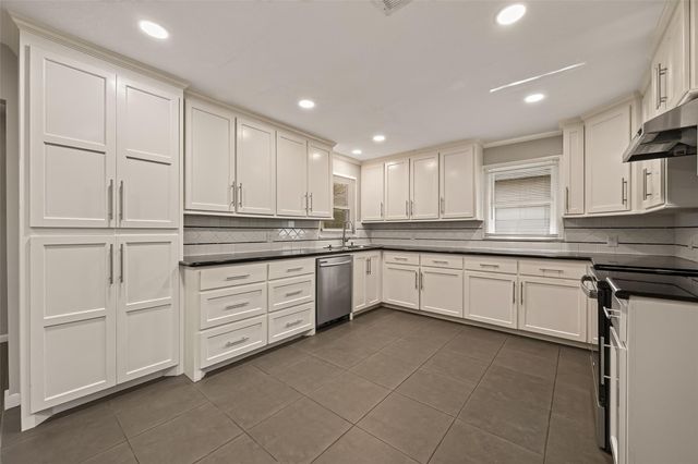 1905 5th Avenue N, Texas City, TX 77590