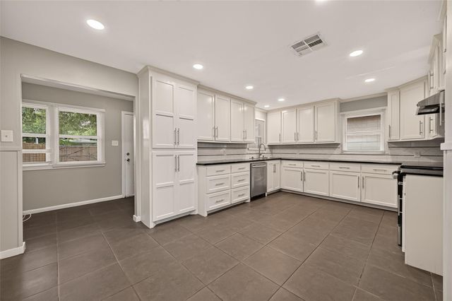 1905 5th Avenue N, Texas City, TX 77590