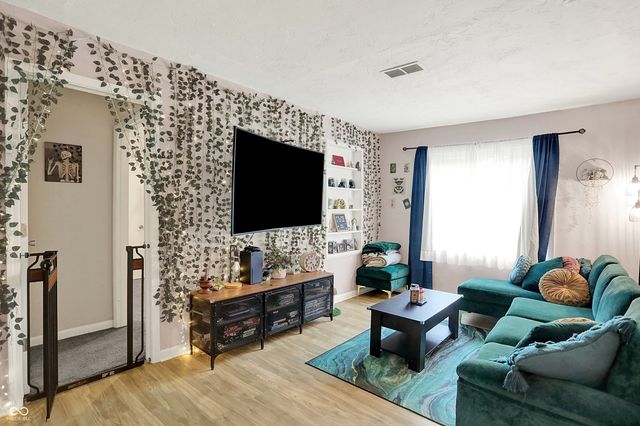 818 Vasbinder Drive, Chesterfield, IN 46017