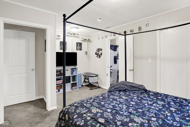 818 Vasbinder Drive, Chesterfield, IN 46017