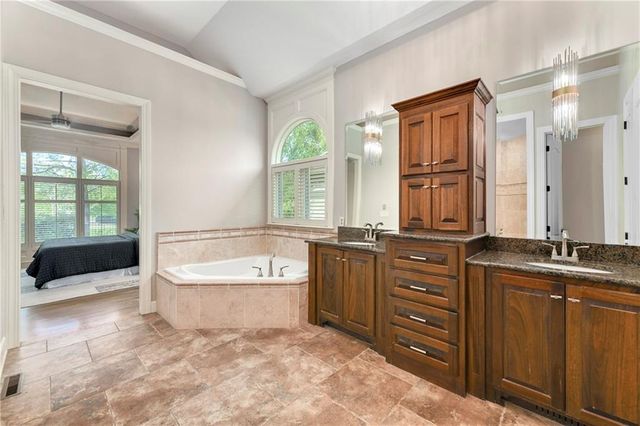 5404 W 124th Terrace, Leawood, KS 66209