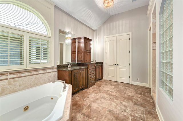 5404 W 124th Terrace, Leawood, KS 66209