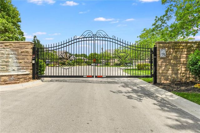 5404 W 124th Terrace, Leawood, KS 66209