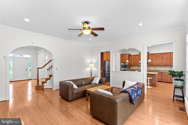 35124 GREYFRIAR DR, Round Hill, VA 20141