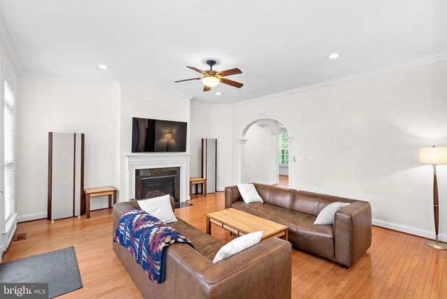 35124 GREYFRIAR DR, Round Hill, VA 20141