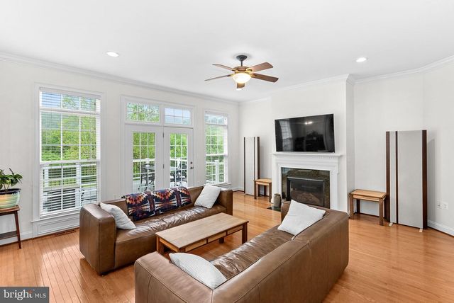 35124 GREYFRIAR DR, Round Hill, VA 20141