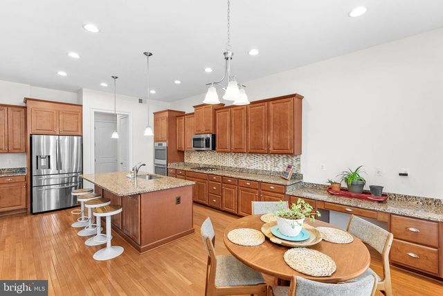 35124 GREYFRIAR DR, Round Hill, VA 20141