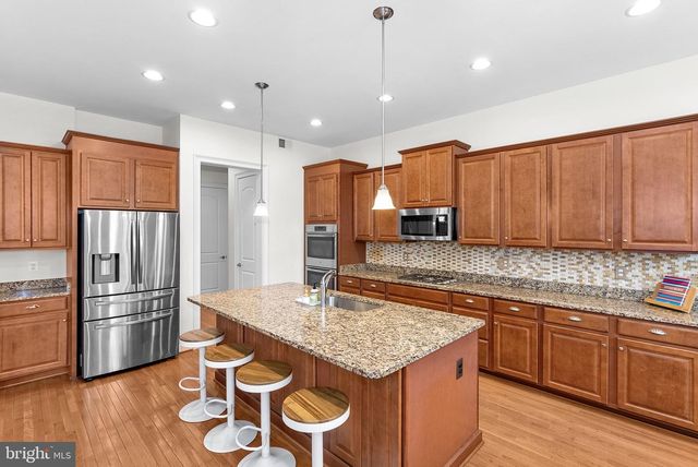35124 GREYFRIAR DR, Round Hill, VA 20141