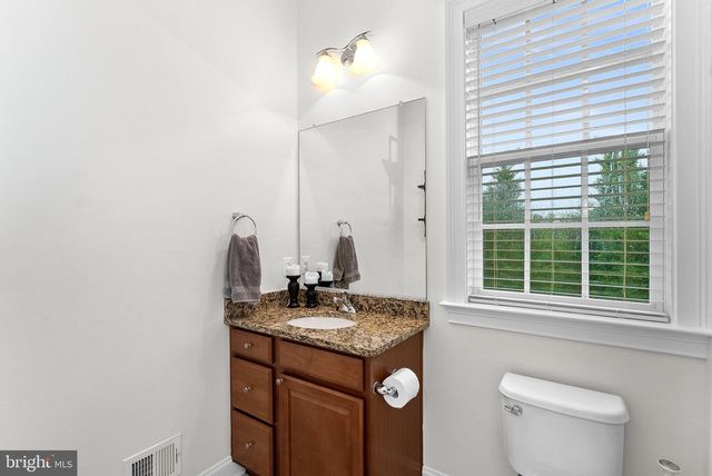 35124 GREYFRIAR DR, Round Hill, VA 20141