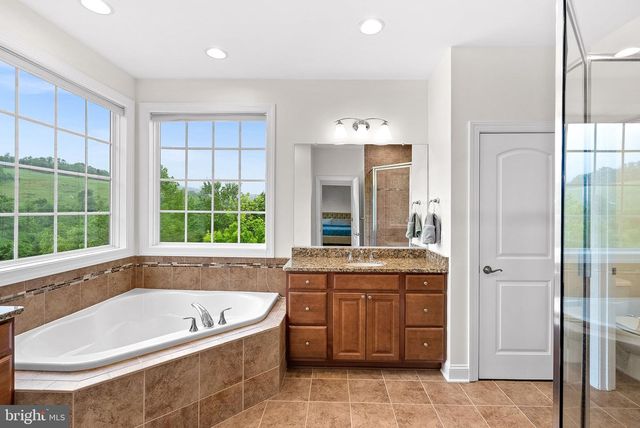 35124 GREYFRIAR DR, Round Hill, VA 20141