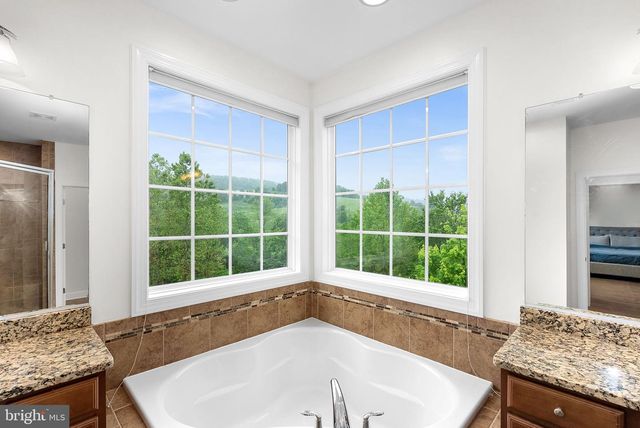 35124 GREYFRIAR DR, Round Hill, VA 20141