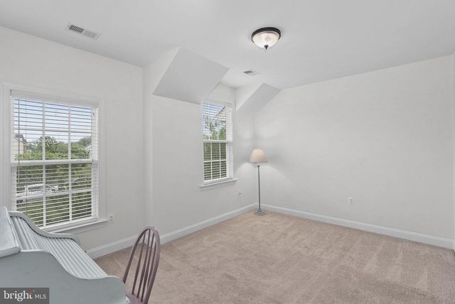 35124 GREYFRIAR DR, Round Hill, VA 20141