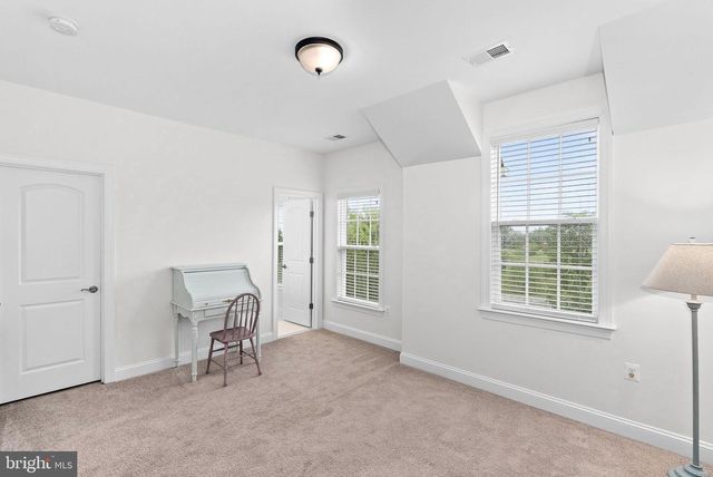 35124 GREYFRIAR DR, Round Hill, VA 20141