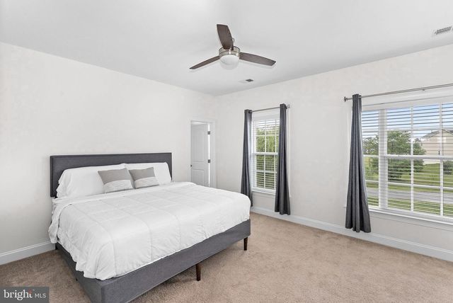 35124 GREYFRIAR DR, Round Hill, VA 20141