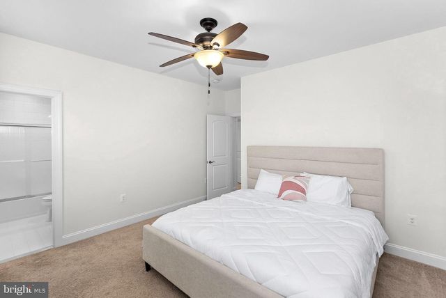 35124 GREYFRIAR DR, Round Hill, VA 20141