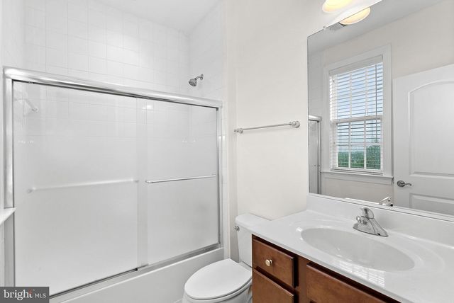 35124 GREYFRIAR DR, Round Hill, VA 20141