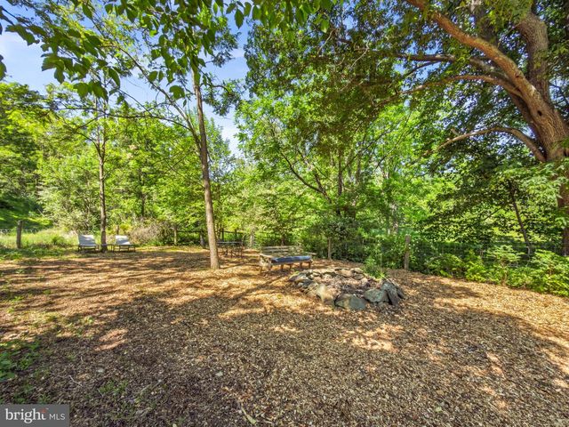 35124 GREYFRIAR DR, Round Hill, VA 20141