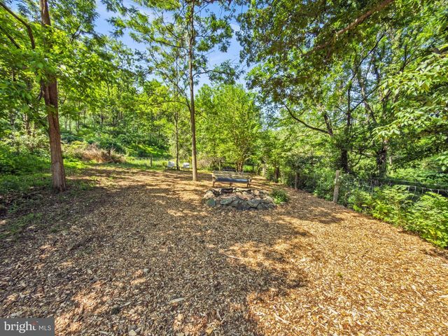 35124 GREYFRIAR DR, Round Hill, VA 20141