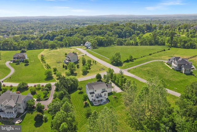 35124 GREYFRIAR DR, Round Hill, VA 20141