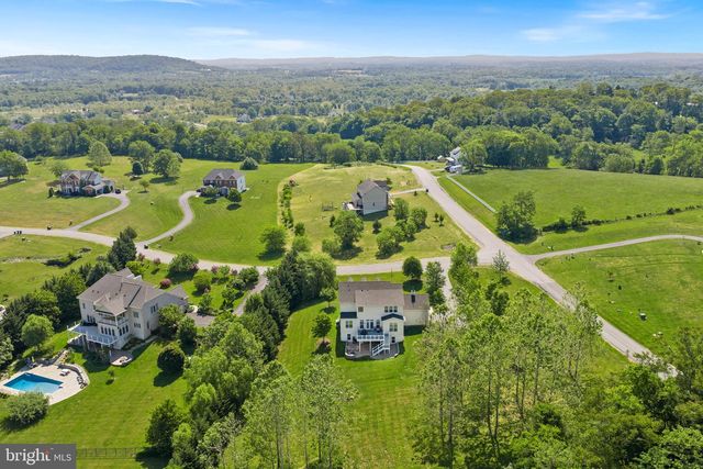 35124 GREYFRIAR DR, Round Hill, VA 20141