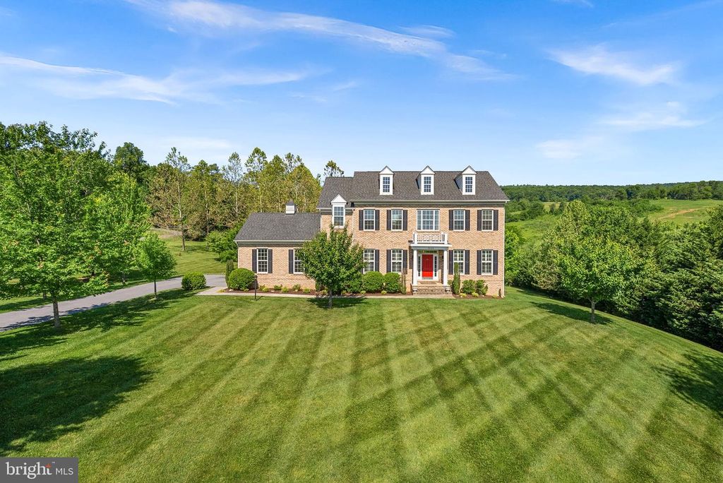 35124 GREYFRIAR DR, Round Hill, VA 20141