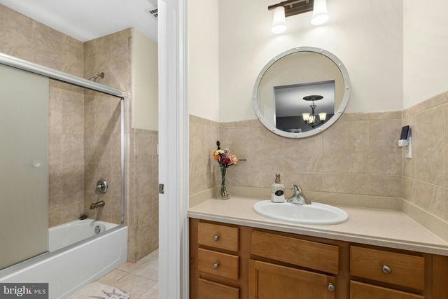 1 HARTMAN CT, Clark, NJ 07066