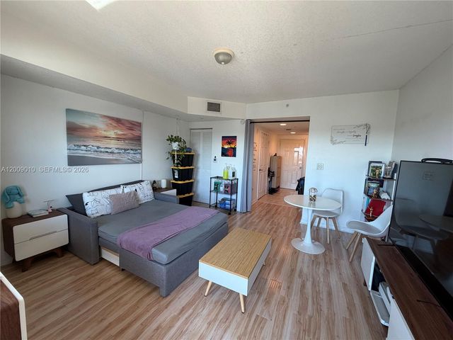 4242 NW 2nd St 913, Miami, FL 33126