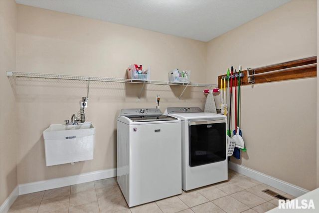 911 CYPRESS Drive, Chatham, IL 62629