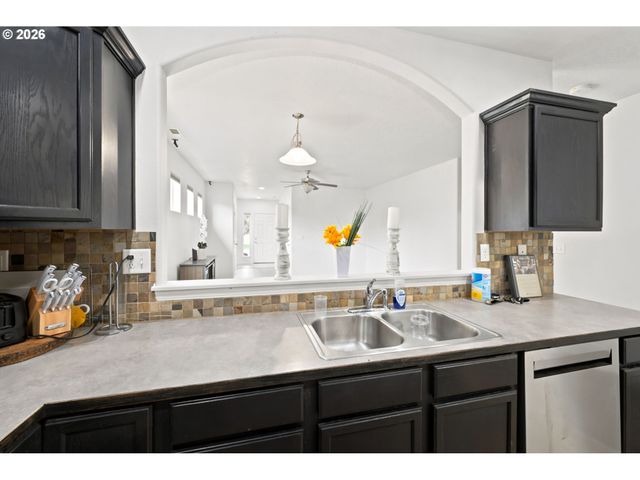 1902 ADELMAN Loop, Eugene, OR 97402