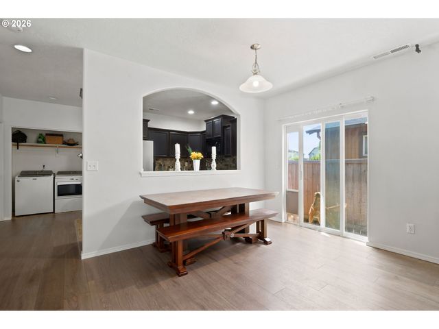 1902 ADELMAN Loop, Eugene, OR 97402