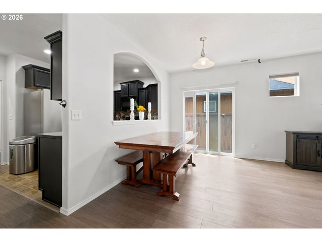1902 ADELMAN Loop, Eugene, OR 97402