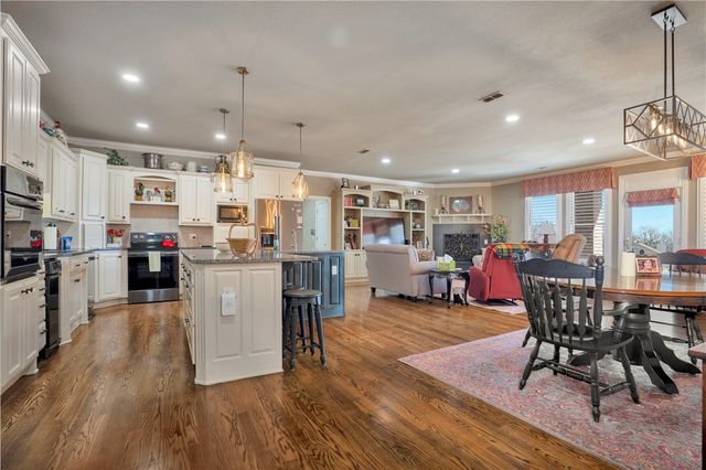 137 Woodcliff Road, Springdale, AR 72764