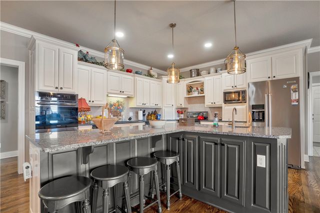 137 Woodcliff Road, Springdale, AR 72764