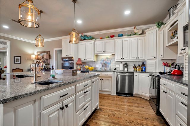 137 Woodcliff Road, Springdale, AR 72764