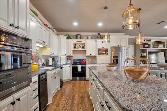 137 Woodcliff Road, Springdale, AR 72764