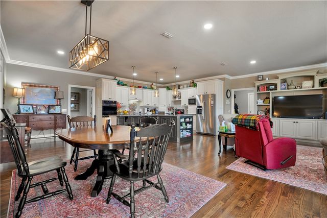 137 Woodcliff Road, Springdale, AR 72764