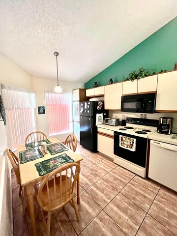 29 Lakepointe Circle, Kissimmee, FL 34743