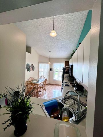 29 Lakepointe Circle, Kissimmee, FL 34743