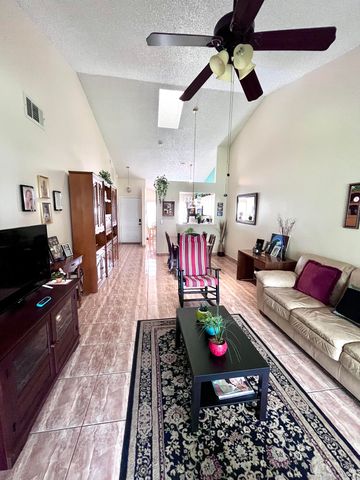 29 Lakepointe Circle, Kissimmee, FL 34743