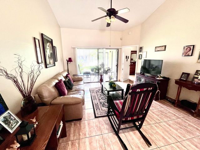 29 Lakepointe Circle, Kissimmee, FL 34743